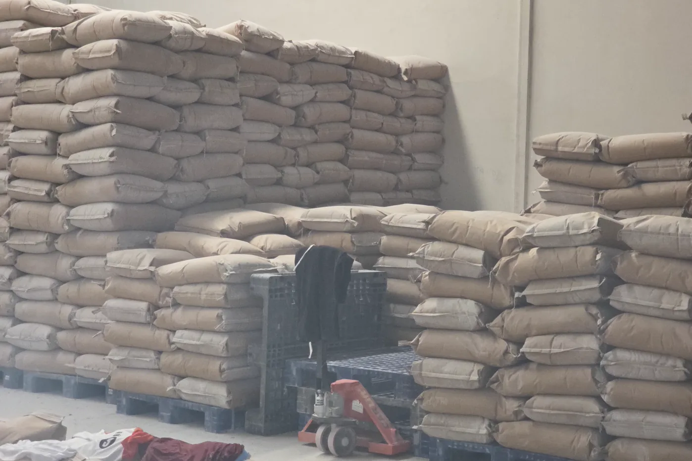 Karung bahan industri di atas palet yang siap untuk inquiry suplai