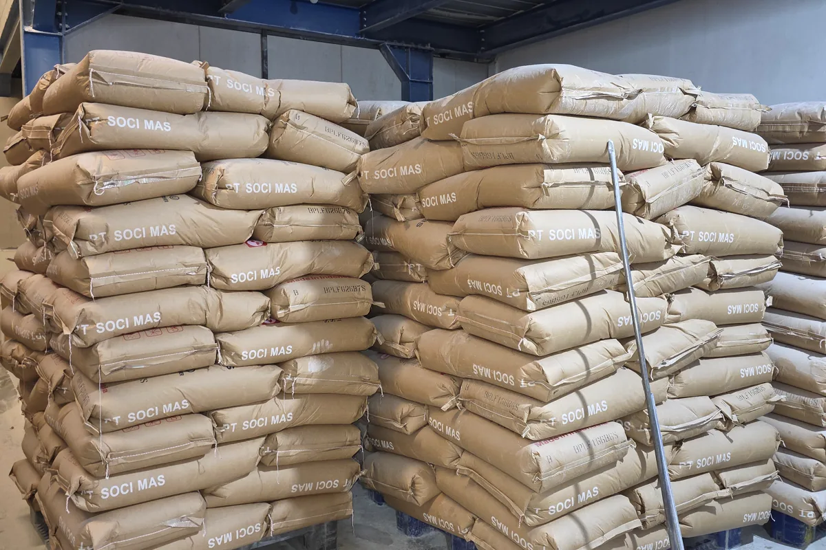 Karung bahan industri di atas palet untuk kebutuhan suplai manufaktur