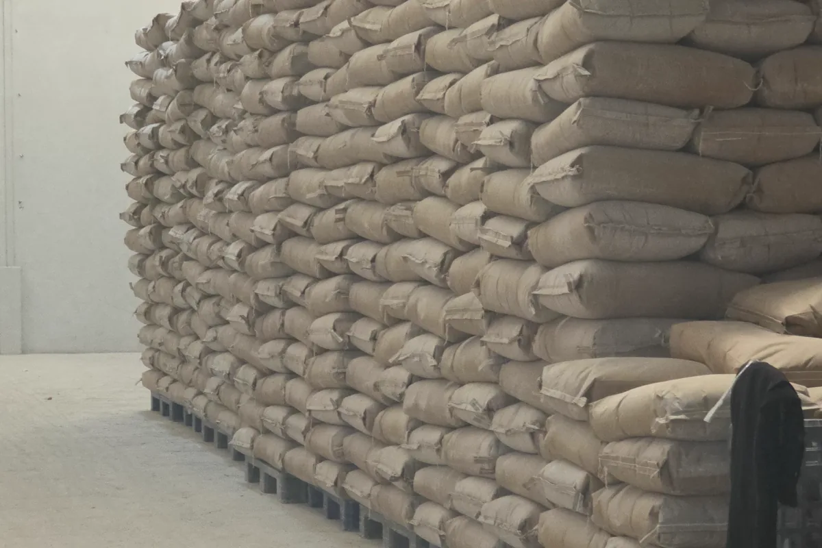 Stok karung bahan industri di atas palet dalam gudang