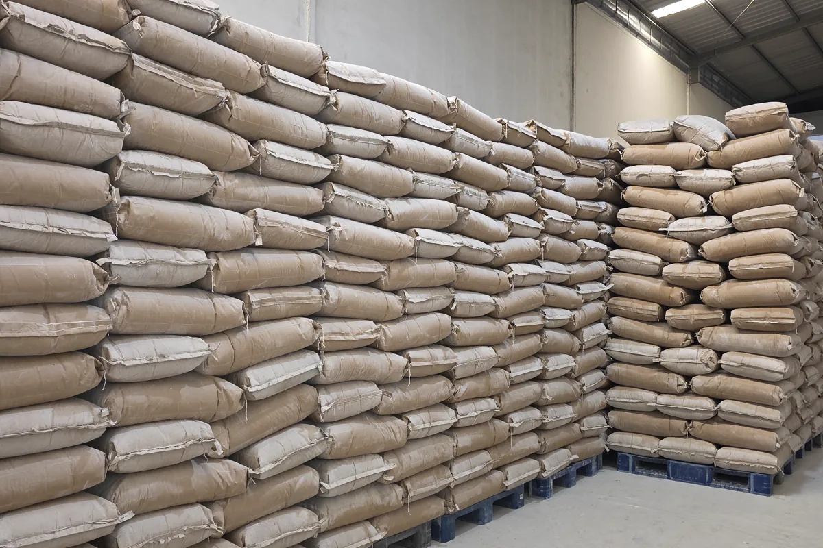 Deretan karung aditif industri di atas palet dalam gudang