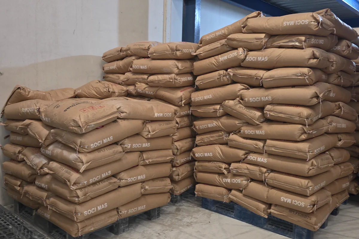 Dua kelompok karung bahan industri di atas palet dalam gudang